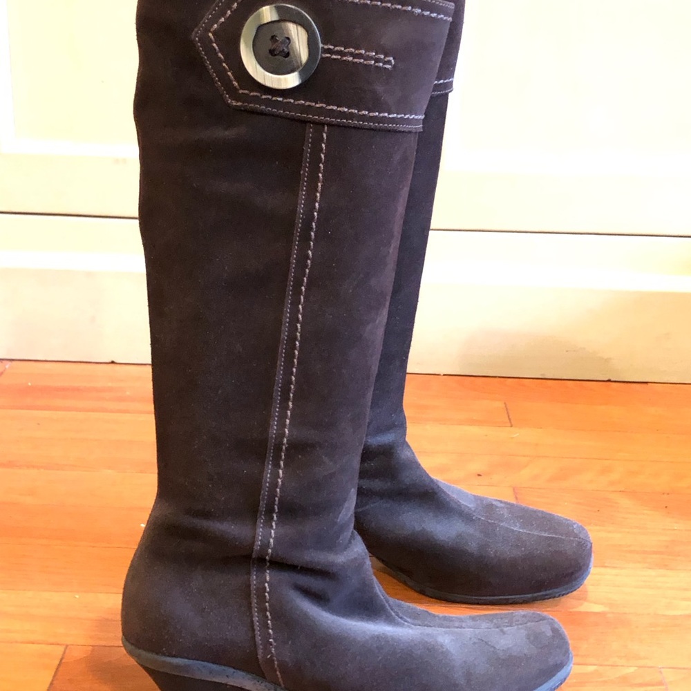 La Canadienne Brown Suede knee high boots size 8